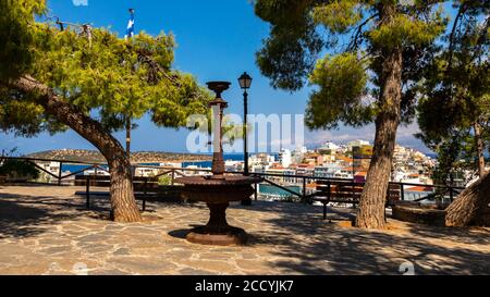 Le célèbre point de vue sur le petit port et le lac dans Agios Nikolaos sur l'île de Crète en Grèce Banque D'Images