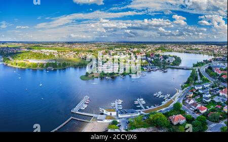 Vue aérienne du lac Jeziorak et de la ville de Iława Banque D'Images