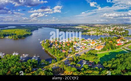 Vue aérienne du lac Jeziorak et de la ville de Iława Banque D'Images