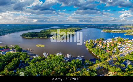 Vue aérienne du lac Jeziorak et de la ville de Iława Banque D'Images