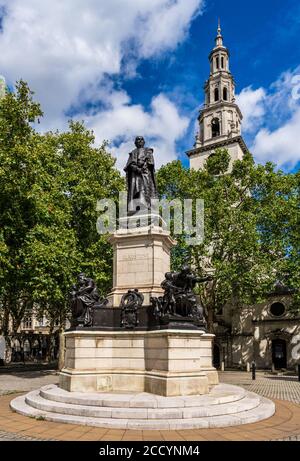 Gladstone Statue Aldwych London - statue de William Ewart Gladstone, achevée en 1905, sculpteur William HAMO Thornycroft Banque D'Images