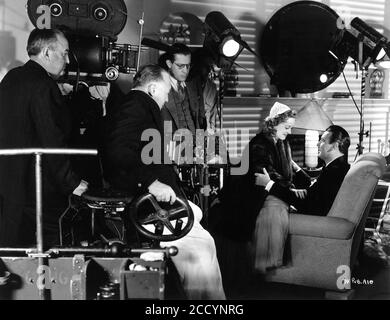 Directeur adjoint FRANK HEATH Directeur EDMUND GOULDING le cinéaste ERNEST HALLER BETTE DAVIS et GEORGE BRANT sur scène Candid pendant le tournage de DARK VICTORY 1939 scénario Casey Robinson producteur exécutif Hal B. Wallis Warner Bros. Banque D'Images