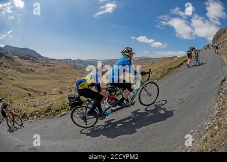 Tandem sur HardKnott Pass, Cumbria, Royaume-Uni. Banque D'Images