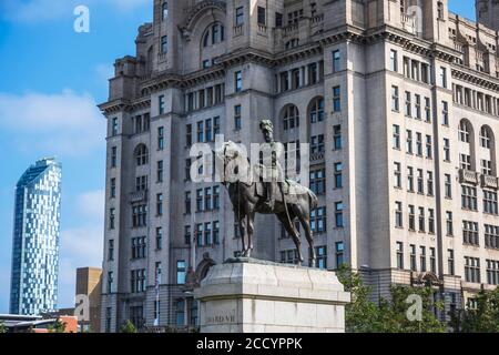 Statue équestre d'Edward VII par William Goscombe John devant le Royal Liver Building sur Pier Head, Liverpool, Angleterre, Royaume-Uni Banque D'Images