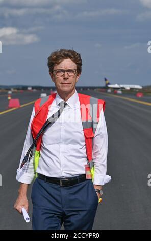 24 août 2020, Brandebourg, Schönefeld: Engelbert Lütke Daldrup, PDG de Flughafen Berlin Brandenburg GmbH, prend des photos lors d'un tour de presse à l'aéroport de Berlin-Schönefeld. Photo: Patrick Pleul/dpa-Zentralbild/ZB Banque D'Images