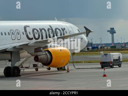 24 août 2020, Brandebourg, Schönefeld: Un avion passager de Condor Flugdienst GmbH est stationné à l'aéroport de Berlin-Schönefeld. Photo: Patrick Pleul/dpa-Zentralbild/ZB Banque D'Images