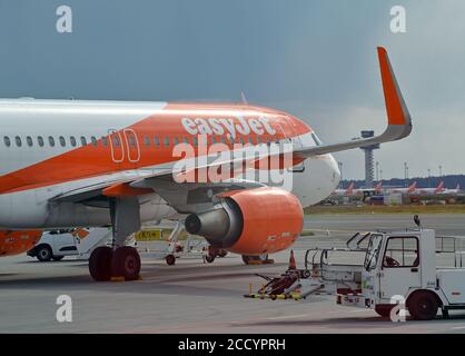 24 août 2020, Brandebourg, Schönefeld : un avion passager de la compagnie aérienne britannique EasyJet est stationné à l'aéroport de Berlin-Schönefeld. Photo: Patrick Pleul/dpa-Zentralbild/ZB Banque D'Images