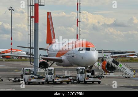 24 août 2020, Brandebourg, Schönefeld : deux avions passagers de la compagnie aérienne britannique EasyJet sont stationnés à l'aéroport de Berlin-Schönefeld. Photo: Patrick Pleul/dpa-Zentralbild/ZB Banque D'Images