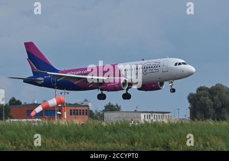 24 août 2020, Brandebourg, Schönefeld : un avion passager de la compagnie aérienne hongroise à bas prix Wizz Air Hungary Ltd. Débarque à l'aéroport de Berlin-Schönefeld. Photo: Patrick Pleul/dpa-Zentralbild/ZB Banque D'Images