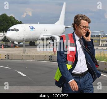 24 août 2020, Brandebourg, Schönefeld: Engelbert Lütke Daldrup, PDG de Flughafen Berlin Brandenburg GmbH, prend des photos lors d'un tour de presse à l'aéroport de Berlin-Schönefeld. Photo: Patrick Pleul/dpa-Zentralbild/ZB Banque D'Images