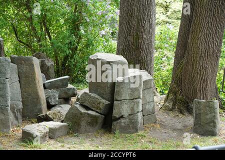 Pierres non façonnées d'un bâtiment en ruines au milieu de une forêt Banque D'Images