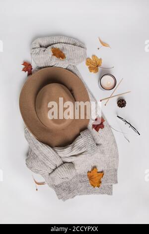 Pull en maille, chapeau, feuilles jaunes, vue du dessus Banque D'Images