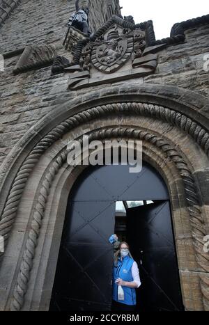 Sally Jeffrey assistant d'attraction de visiteur au Monument Wallace nettoie les surfaces au monument près de Stirling alors qu'ils se préparent à rouvrir alors que l'Écosse continue avec la levée progressive des restrictions. Banque D'Images