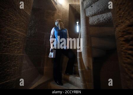 Sally Jeffrey, assistante d'attraction des visiteurs au Monument Wallace, se dresse dans l'escalier du monument près de Stirling alors qu'ils se préparent à rouvrir alors que l'Écosse continue avec la levée progressive des restrictions. Banque D'Images