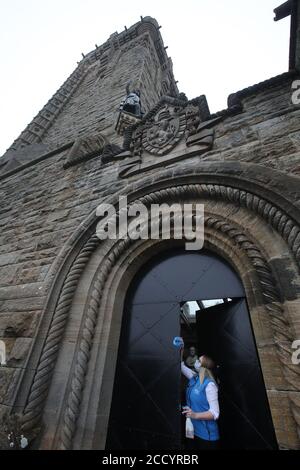 Sally Jeffrey assistant d'attraction de visiteur au Monument Wallace nettoie les surfaces au monument près de Stirling alors qu'ils se préparent à rouvrir alors que l'Écosse continue avec la levée progressive des restrictions. Banque D'Images