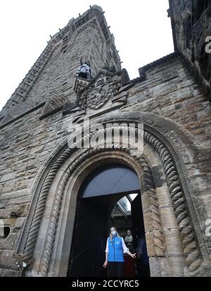 Sally Jeffrey assistant d'attraction de visiteur au Monument Wallace nettoie les surfaces au monument près de Stirling alors qu'ils se préparent à rouvrir alors que l'Écosse continue avec la levée progressive des restrictions. Banque D'Images