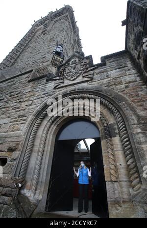 Sally Jeffrey assistant d'attraction de visiteur au Monument Wallace nettoie les surfaces au monument près de Stirling alors qu'ils se préparent à rouvrir alors que l'Écosse continue avec la levée progressive des restrictions. Banque D'Images