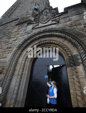 Sally Jeffrey assistant d'attraction de visiteur au Monument Wallace nettoie les surfaces au monument près de Stirling alors qu'ils se préparent à rouvrir alors que l'Écosse continue avec la levée progressive des restrictions. Banque D'Images