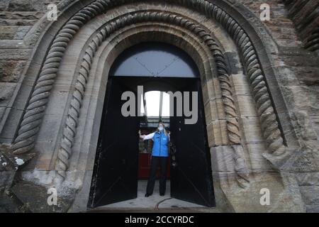 Sally Jeffrey assistant d'attraction de visiteur au Monument Wallace nettoie les surfaces au monument près de Stirling alors qu'ils se préparent à rouvrir alors que l'Écosse continue avec la levée progressive des restrictions. Banque D'Images