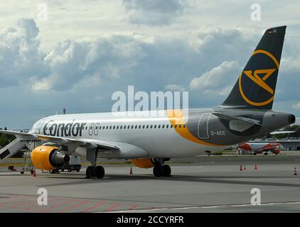 24 août 2020, Brandebourg, Schönefeld: Un avion passager de Condor Flugdienst GmbH est stationné à l'aéroport de Berlin-Schönefeld. Photo: Patrick Pleul/dpa-Zentralbild/ZB Banque D'Images