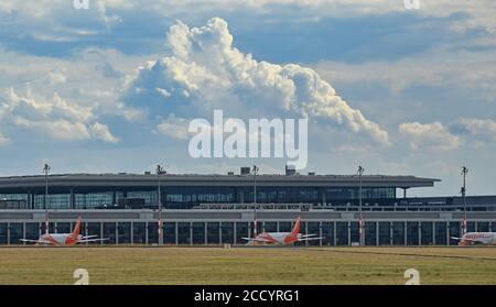 24 août 2020, Brandebourg, Schönefeld: Vue sur le nouvel aéroport de Berlin Brandenburg (BER). Photo: Patrick Pleul/dpa-Zentralbild/ZB Banque D'Images