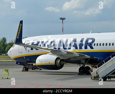 24 août 2020, Brandebourg, Schönefeld: Un avion passager de la compagnie aérienne irlandaise à bas prix Ryanair est stationné à l'aéroport de Berlin-Schönefeld. Photo: Patrick Pleul/dpa-Zentralbild/ZB Banque D'Images