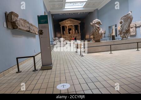 Londres, Angleterre. 25 août 2020. Tombe du Craftsman inconnu de Grayson Perry au British Museum. Le British Museum rouvrira ses portes au public conformément aux directives du gouvernement et aux nouvelles mesures de sécurité en place. Après cinq mois de fermeture en raison de la pandémie du coronavirus, le British Museum rouvrira ses portes au public le 27 août 2020. Une nouvelle route à sens unique autour des galeries du rez-de-chaussée permettra aux visiteurs d'accéder à plus de 9000 objets du monde entier. D'autres galeries rouvriront plus tard en septembre. (Photo de Sam Mellish / Alamy Live News) Banque D'Images