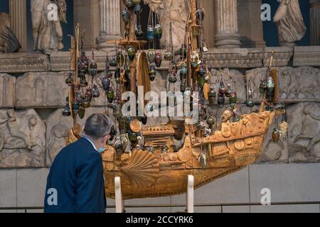 Londres, Angleterre. 25 août 2020. Tombe du Craftsman inconnu de Grayson Perry au British Museum. Le British Museum rouvrira ses portes au public conformément aux directives du gouvernement et aux nouvelles mesures de sécurité en place. Après cinq mois de fermeture en raison de la pandémie du coronavirus, le British Museum rouvrira ses portes au public le 27 août 2020. Une nouvelle route à sens unique autour des galeries du rez-de-chaussée permettra aux visiteurs d'accéder à plus de 9000 objets du monde entier. D'autres galeries rouvriront plus tard en septembre. (Photo de Sam Mellish / Alamy Live News) Banque D'Images