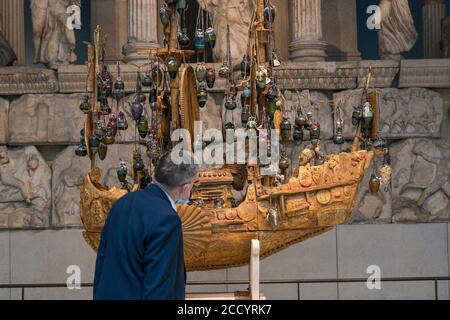 Londres, Angleterre. 25 août 2020. Tombe du Craftsman inconnu de Grayson Perry au British Museum. Le British Museum rouvrira ses portes au public conformément aux directives du gouvernement et aux nouvelles mesures de sécurité en place. Après cinq mois de fermeture en raison de la pandémie du coronavirus, le British Museum rouvrira ses portes au public le 27 août 2020. Une nouvelle route à sens unique autour des galeries du rez-de-chaussée permettra aux visiteurs d'accéder à plus de 9000 objets du monde entier. D'autres galeries rouvriront plus tard en septembre. (Photo de Sam Mellish / Alamy Live News) Banque D'Images