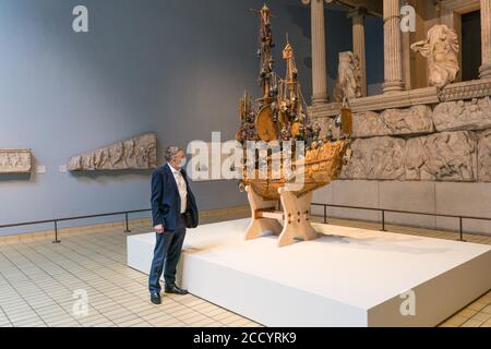 Londres, Angleterre. 25 août 2020. Tombe du Craftsman inconnu de Grayson Perry au British Museum. Le British Museum rouvrira ses portes au public conformément aux directives du gouvernement et aux nouvelles mesures de sécurité en place. Après cinq mois de fermeture en raison de la pandémie du coronavirus, le British Museum rouvrira ses portes au public le 27 août 2020. Une nouvelle route à sens unique autour des galeries du rez-de-chaussée permettra aux visiteurs d'accéder à plus de 9000 objets du monde entier. D'autres galeries rouvriront plus tard en septembre. (Photo de Sam Mellish / Alamy Live News) Banque D'Images