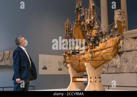 Londres, Angleterre. 25 août 2020. Tombe du Craftsman inconnu de Grayson Perry au British Museum. Le British Museum rouvrira ses portes au public conformément aux directives du gouvernement et aux nouvelles mesures de sécurité en place. Après cinq mois de fermeture en raison de la pandémie du coronavirus, le British Museum rouvrira ses portes au public le 27 août 2020. Une nouvelle route à sens unique autour des galeries du rez-de-chaussée permettra aux visiteurs d'accéder à plus de 9000 objets du monde entier. D'autres galeries rouvriront plus tard en septembre. (Photo de Sam Mellish / Alamy Live News) Banque D'Images