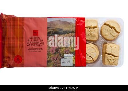 Paquet d'assortiment de shortbread M&S Scottish All Butter fond blanc - ouvert pour montrer le contenu - biscuits cassés Banque D'Images