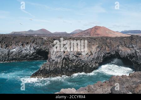 Côte volcanique à Los Hervideros sur Lanzarote, îles Canaries par beau temps Banque D'Images