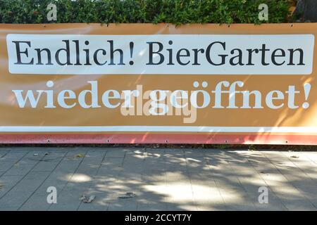 21 août 2020, Saxe-Anhalt, Weißenfels: 'Enfin! Le café en plein air rouvert est écrit sur une place libre d'un restaurant d'hôtel à Weißenfels, Saxe-Anhalt. Photo: Volkmar Heinz/dpa-Zentralbild/ZB Banque D'Images