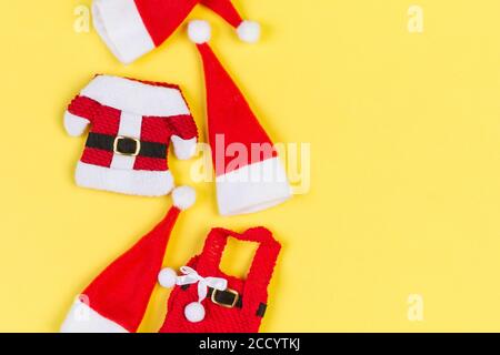 Vue du haut de l'élégant chapeau de père Noël rouge bannière sur fond coloré. Concept Joyeux Noël avec espace copie. Banque D'Images