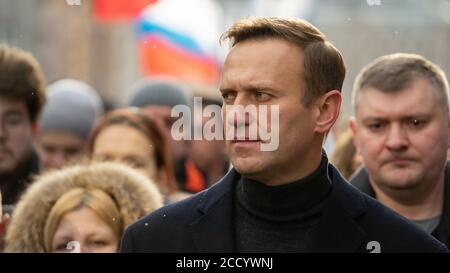 MOSCOU, RUSSIE - 29 FÉVRIER 2020, Aleksey Navalny et sa femme Julia Navalnaya à l'annonce de la marche de la mémoire de Nemtsov. Les drapeaux russes sont en arrière-plan. Banque D'Images