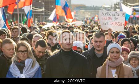 MOSCOU, RUSSIE - 29 FÉVRIER 2020, Aleksey Navalny et sa femme Julia Navalnaya à l'annonce de la marche de la mémoire de Nemtsov. Les drapeaux russes sont en arrière-plan. Banque D'Images