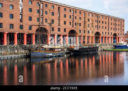 Le grand navire Zebu et le grand navire Kathleen et May amarrés à côté du Tate Liverpool à Royal Albert Dock, Liverpool, Angleterre, Royaume-Uni Banque D'Images