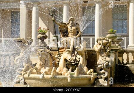 Autour de Cheltenham, une grande ville de Gloucestershire. Fontaine Neptunes, fabriquée en 1893 par R L Boudon et fils, Neptune est le dieu romain de la mer et de l'eau. Banque D'Images