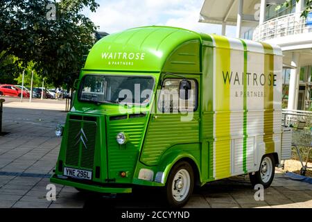 Autour de Cheltenham, une grande ville de Gloucestershire. Rosy le camion de café de Waitrose devant le supermarché de Waitrose. Rosy est une 1973 citroën H. Van Banque D'Images