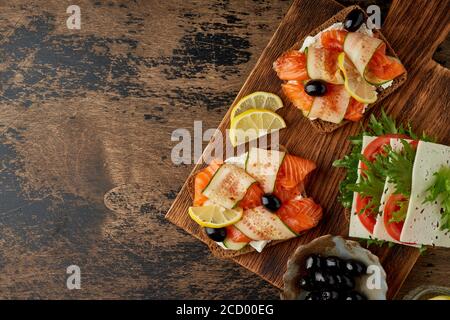 Smorrebrod - sandwichs traditionnels danois. Pain de seigle noir avec saumon Banque D'Images