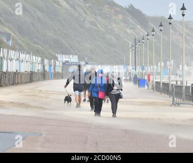 Boscombe, Bournemouth, Dorset, Royaume-Uni, 25 août 2020, Météo: La force de Gale vents sur la côte sud de l'Angleterre de la tempête Francis, la deuxième tempête nommée en moins d'une semaine dans la saison des vacances d'été. Crédit : Paul Biggins/Alay Live New Banque D'Images