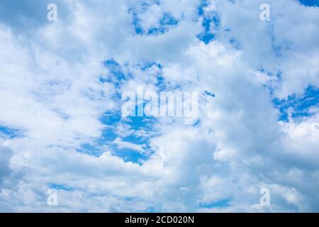Été ensoleillé jour bleu ciel avec de grandes piles de nuages blancs. Toile de fond nature pour le design, photo naturelle du mouvement céleste des nuages. B Banque D'Images