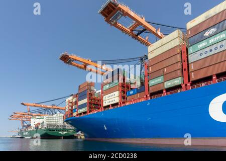 Conteneurs en cours de déchargement du navire à conteneurs dans le Prinses Amaliahaven, Maasvlakte 2 Banque D'Images