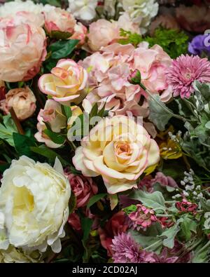 Grande rose artificielle de thé de couleur rose jaune délicate, décoration d'intérieur. Joli tissu rose fait à la main. Élément de conception de fond photo vertical Banque D'Images