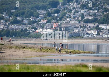 Vue de Grange-over-Sands sur l'estuaire du Kent depuis New Barns, Arnside, Cumbria, Royaume-Uni. Banque D'Images