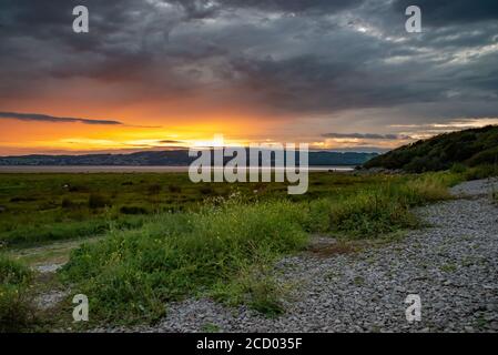 Vue sur l'estuaire du Kent au coucher du soleil depuis New Barns, Arnside, Cumbria, Royaume-Uni. Banque D'Images