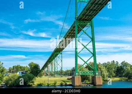 Fragments des structures métalliques du pont de transport et de ses structures de support, photographiés du dessous et des côtés Banque D'Images