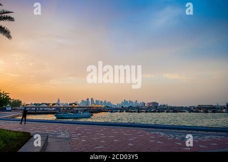 Doha Cornish , routes de Doha , coucher de soleil Banque D'Images