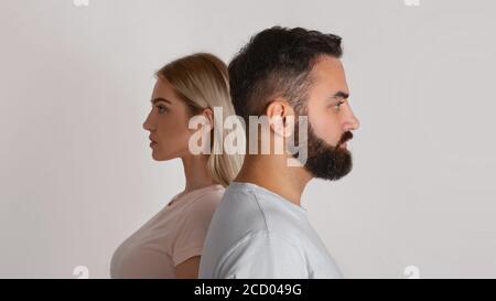 Égalité des sexes et divergences de vues. Homme sérieux et femme regardent dans des directions différentes Banque D'Images